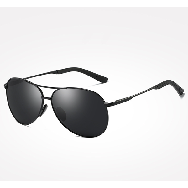 Demonstration of TAC polarized lenses cutting glare