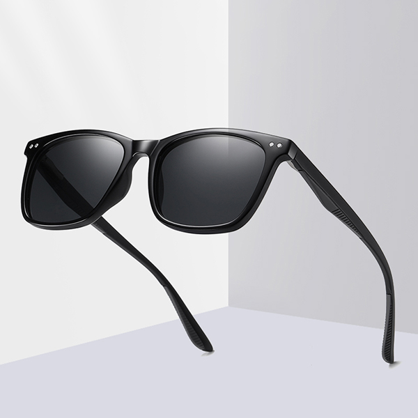 Model wearing sunglasses – front view