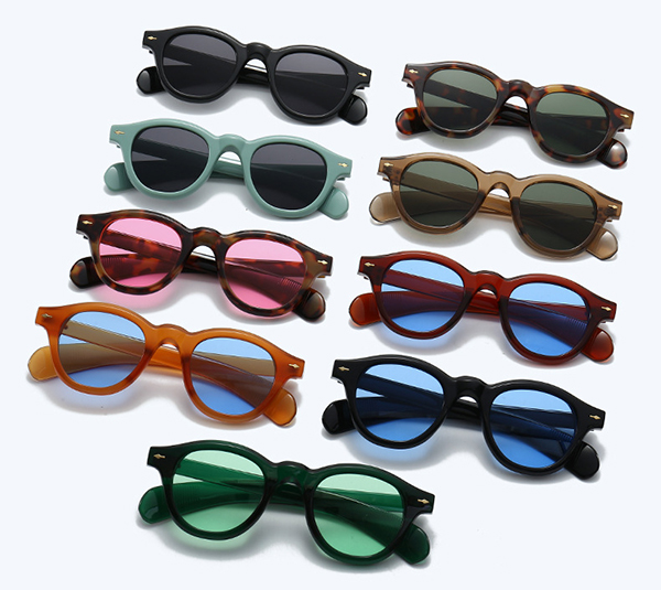 a person browsing for sunglasses on a B2B website on a laptop