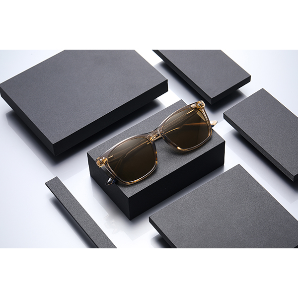 Accessories: pouch and test card
