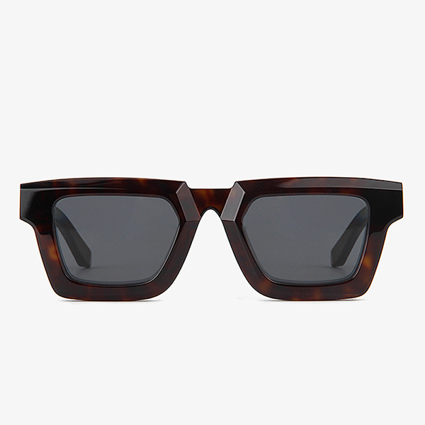 Unisex style oversized sunglasses on men and women
