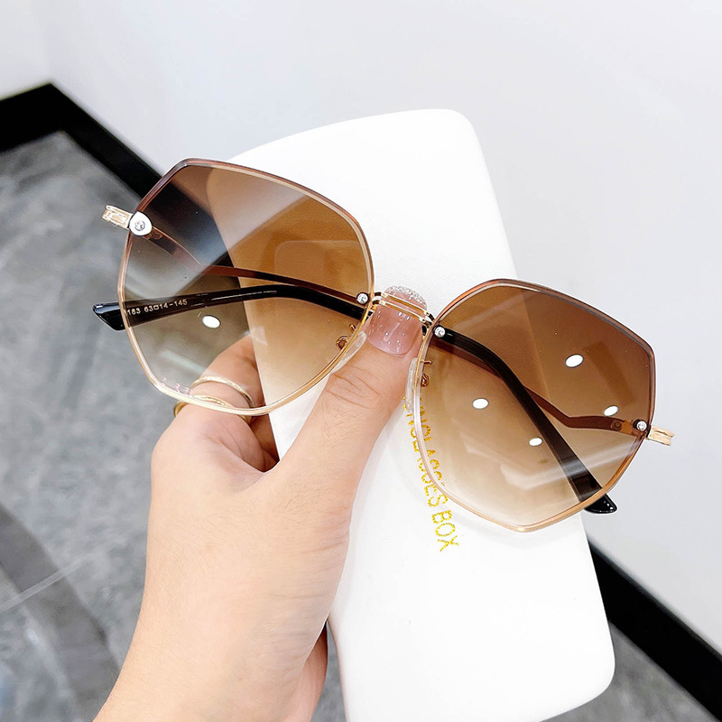Best Price for Anti Blue Light Reading Glasses – Fashion Irregular Cut Edge Gradient Lens Sunglasses Promotional Manufacturer  – D&L